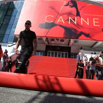 Tapis Rouge en train d’être installé lors du 70ème Festival International du Film de Cannes