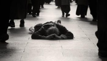 paris-fotograful-rene-robert-moare-in-mijlocul-strazii-in-indiferenta-trecatorilor-59828