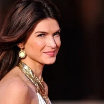 media-359141237-senzuala-incitanta-monica-barladeanu-isi-arata-sanii-facebook-iti-place