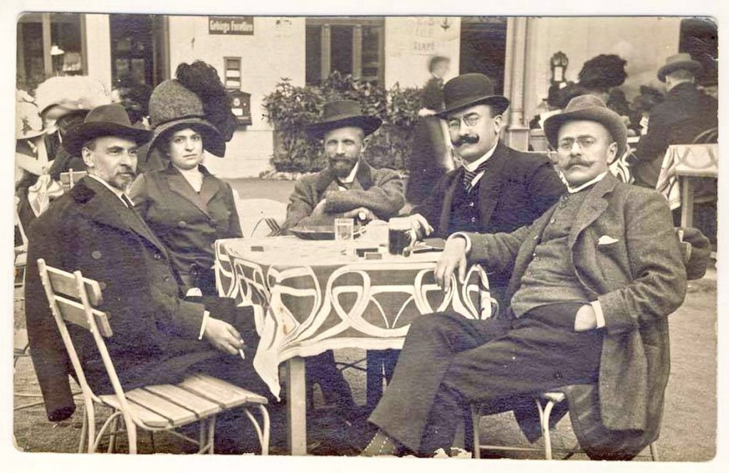 De la stânga spre dreapta: George Coşbuc – d-na Vaida-Voievod – dr. Ciuta (Bistriţa) – Alexandru Vaida-Voievod – I.L.Caragiale (Karlsbad, 1911)