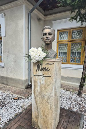 Nichita Stănescu bust