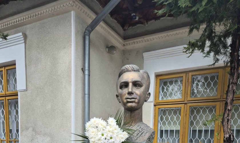 Nichita Stănescu bust